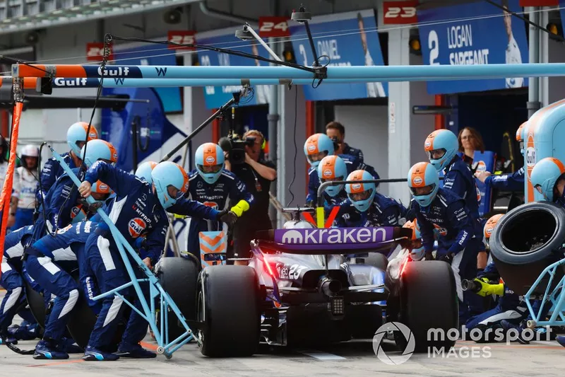 Alex Albon, Williams FW46, rentre au stand pour un arrêt au stand