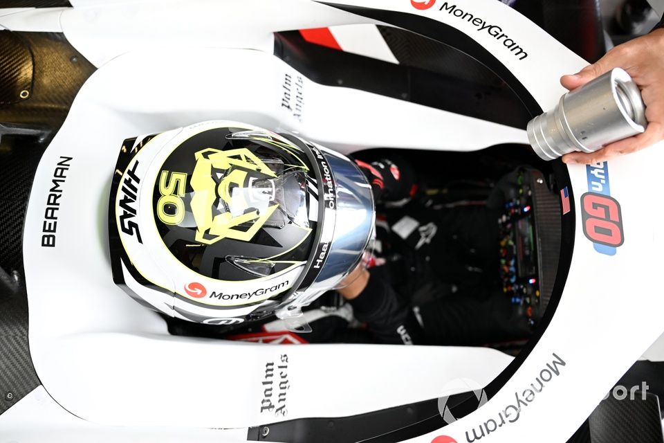 Oliver Bearman, Haas F1 Team, w kokpicie 