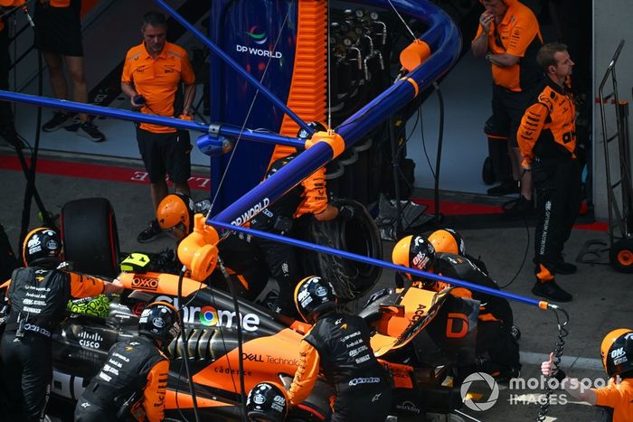 El neumático dañado es retirado del coche de Lando Norris, McLaren MCL38, tras el contacto con Max Verstappen, Red Bull Racing RB20.