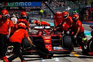 El equipo de boxes de la Scuderia Ferrari realiza una parada en boxes en el coche de Charles Leclerc, Ferrari SF-24. 