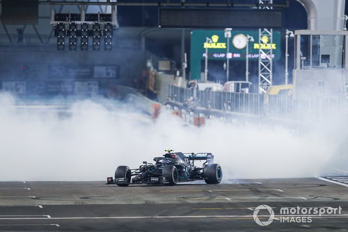 Valtteri Bottas, Mercedes F1 W11, 2ª posición, realiza unos donuts al final de la carrera