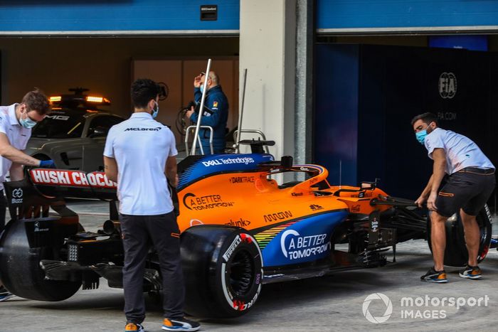 Mecánicos de McLaren llevan el coche por el pitlane de Turquía