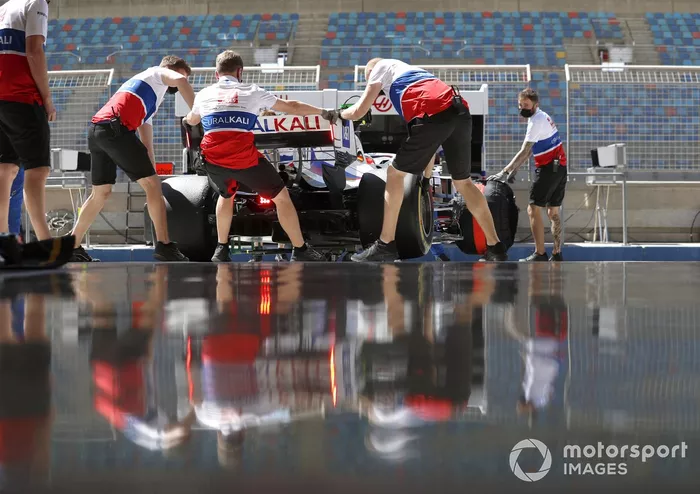 Haas F1 team engineers in the garage Mick Schumacher, Haas VF-21 