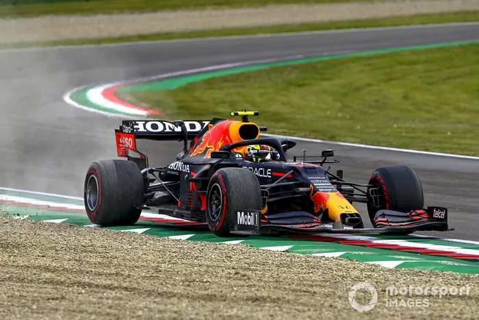 Sergio Pérez, Red Bull Racing RB16B, se va de largo