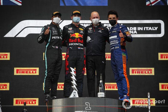 Lewis Hamilton, Mercedes, il vincitore della gara Max Verstappen, Red Bull Racing e Lando Norris, McLaren sul podio