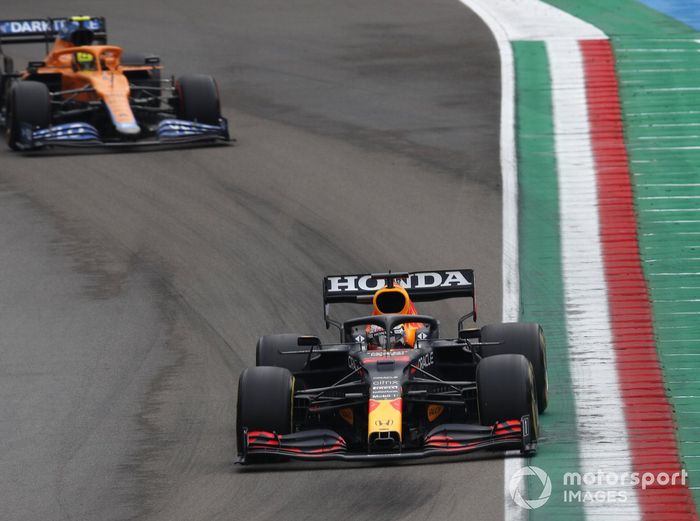 Max Verstappen, Red Bull Racing RB16B, Lando Norris, McLaren MCL35M