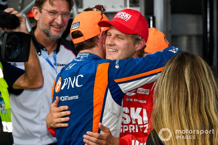 Marcus Ericsson, Chip Ganassi Racing Honda saluda a Scott Dixon, Chip Ganassi Racing Honda en el carril de la victoria