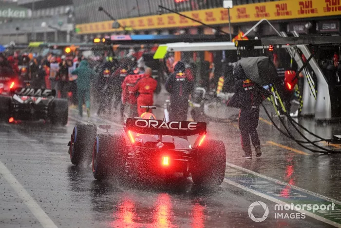 Max Verstappen, Red Bull Racing RB19, en boxes