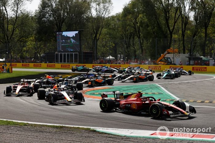 Carlos Sainz, Ferrari SF-23, Max Verstappen, Red Bull Racing RB19, Charles Leclerc, Ferrari SF-23, George Russell, Mercedes F1 W14, el resto de la parrilla en la salida.