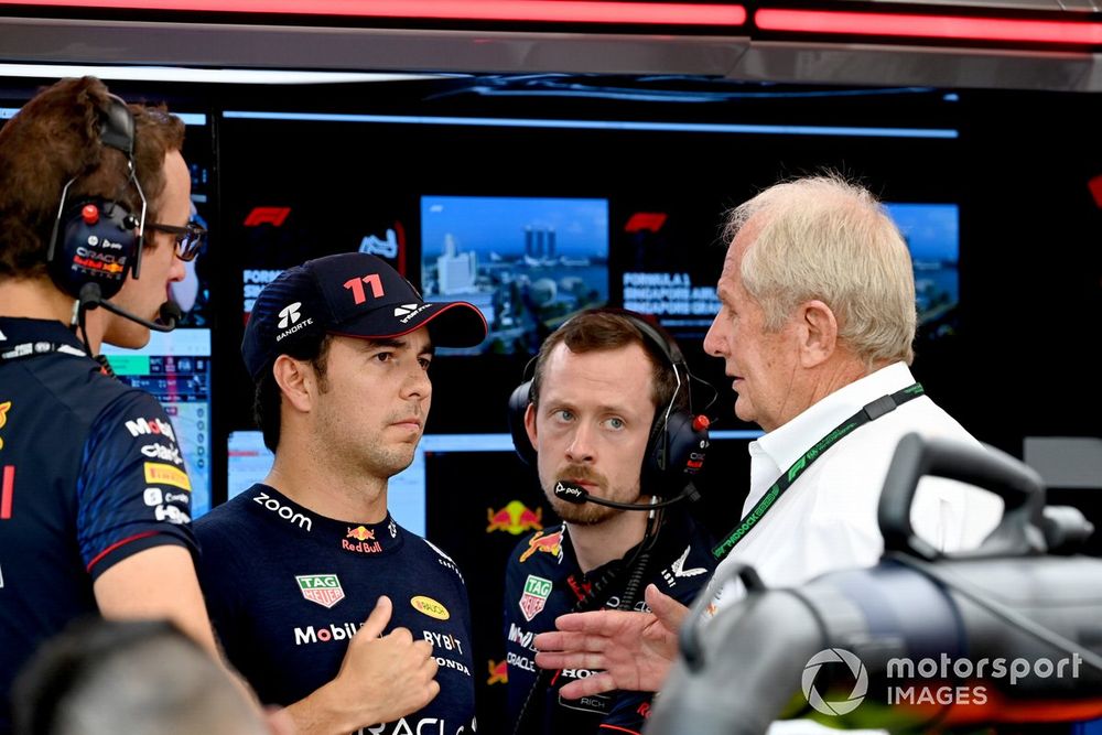 Sergio Pérez y Helmut Marko, juntos en la FP1 del GP de Singapur 2023.