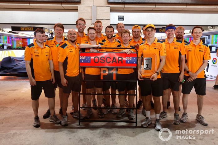 Oscar Piastri, McLaren, 1ª posición, celebra con su equipo tras ganar la carrera Sprint