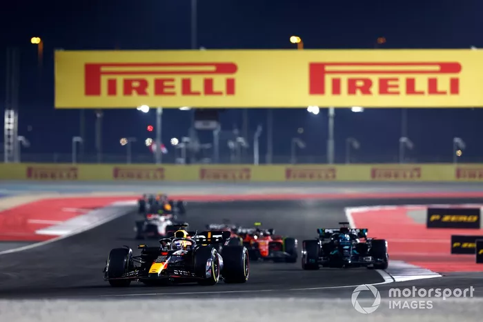 Max Verstappen, Red Bull Racing RB19, George Russell, Mercedes F1 W14