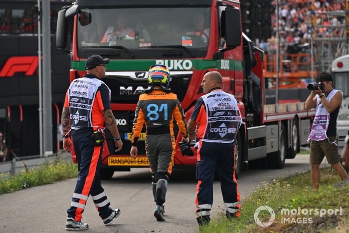 Oscar Piastri, McLaren, habla con los comisarios tras un accidente en la FP2