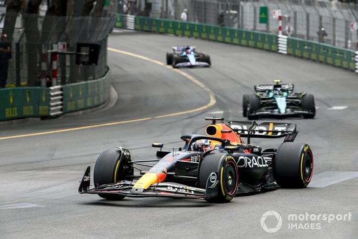 Max Verstappen, Red Bull Racing RB19, Fernando Alonso, Aston Martin AMR23, Esteban Ocon, Alpine A523