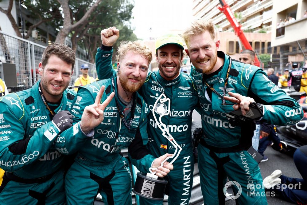 Fernando Alonso, Aston Martin F1 Team, 2ª posición, celebra con su equipo tras la ceremonia del podio
