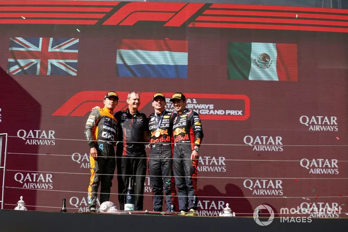 Lando Norris, McLaren, 2ª posición, Paul Monaghan, Ingeniero Jefe, Red Bull Racing, Max Verstappen, Red Bull Racing, 1ª posición, Sergio Pérez, Red Bull Racing, 3ª posición, en el podio.