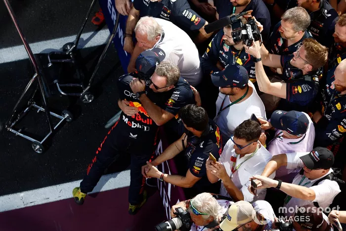 Sergio Pérez, Red Bull Racing, 3ª posición, celebra con su equipo en Parc Ferme