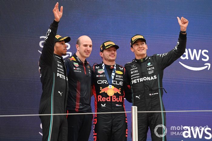 Lewis Hamilton, Mercedes-AMG, 2ª posición, El delegado del trofeo Red Bull, Max Verstappen, Red Bull Racing, 1ª posición, George Russell, Mercedes-AMG, 3ª posición, en el podio.