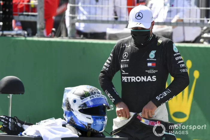 Ganador de la pole Valtteri Bottas, Mercedes-AMG Petronas F1, se prepara para su entrevista después de calificar