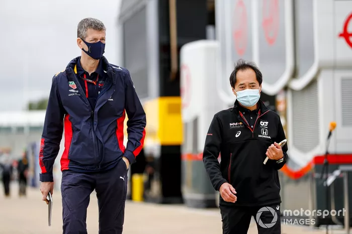 Miembro del equipo Red Bull y Toyoharu Tanabe, Director Técnico de la F1, Honda 
