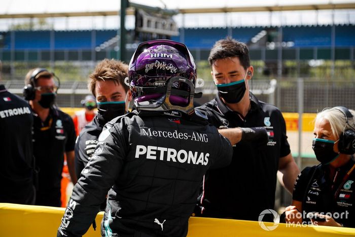 Ganador de la pole Lewis Hamilton, Mercedes-AMG F1 en Parc Ferme 