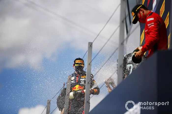 Podio: segundo lugar Max Verstappen, Red Bull Racing. ganador Lewis Hamilton, Mercedes-AMG F1 y el tercer lugar Charles Leclerc, Ferrari 
