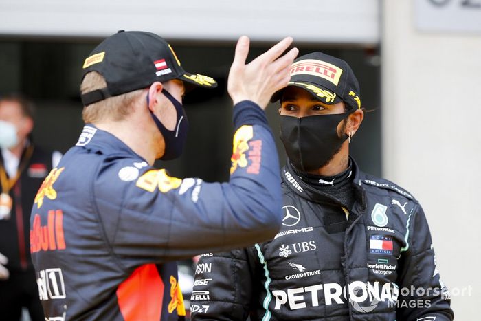 Max Verstappen, Red Bull Racing y el ganador de la carrera Lewis Hamilton, Mercedes-AMG Petronas F1 celebran en Parc Ferme 