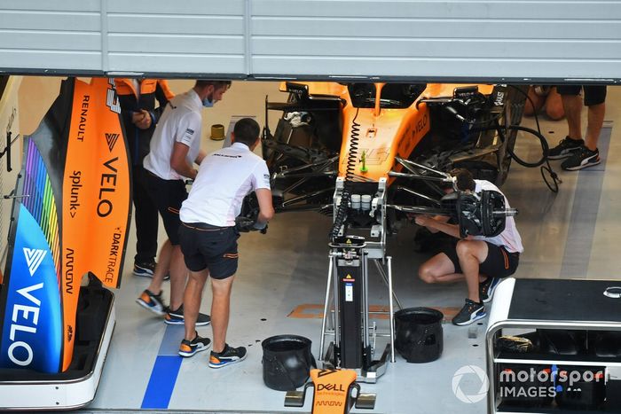 Miembros de McLaren trabajan en el box