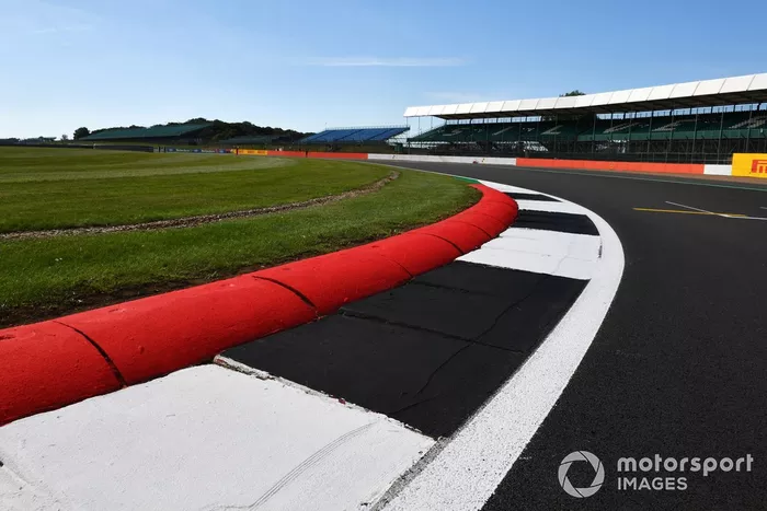 Una vista a través de uno de los bordillos de Silverstone