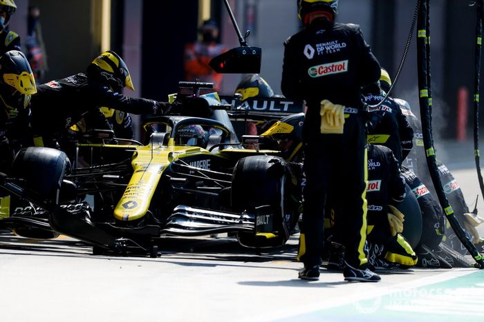 Daniel Ricciardo, Renault F1 Team R.S.20, en pits