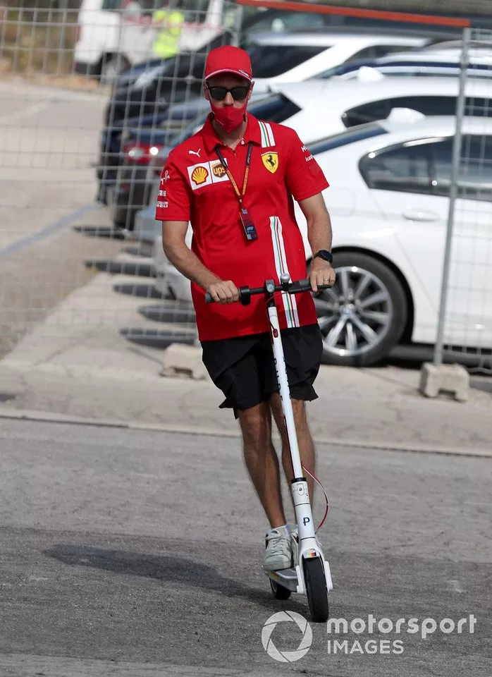 Sebastian Vettel, Ferrari en un scooter