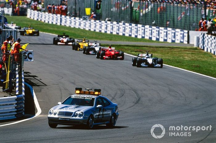 El Coche de Seguridad lleva a Mika Hakkinen, McLaren MP4-14 Mercedes, Eddie Irvine, Ferrari F399, David Coulthard, McLaren MP4-14 Mercedes, Heinz-Harald Frentzen, Jordan 199 Mugen-Honda, Ralf Schumacher, Williams FW21 Supertec, y Damon Hill, Jordan 199 Mugen-Honda