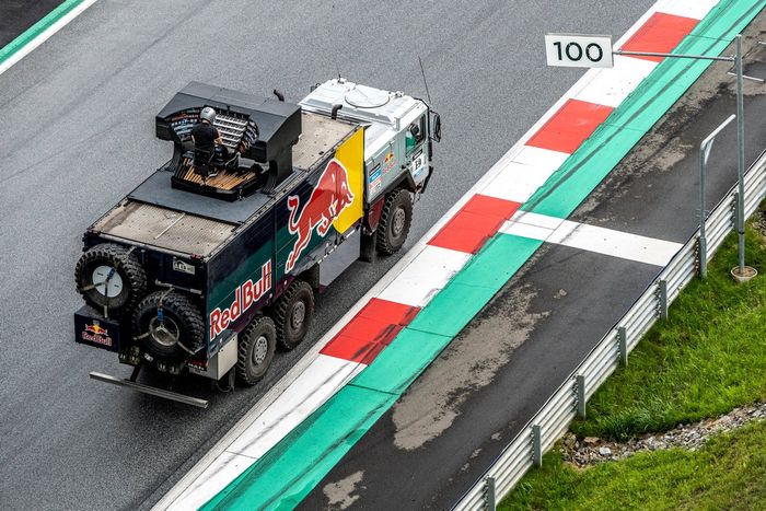 Cameron Carpenter toca en el techo de un camión del Dakar pilotado por Matthias Walkner