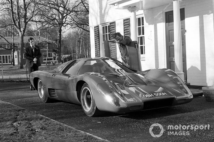 Bruce McLaren con el Mclaren M6GT
