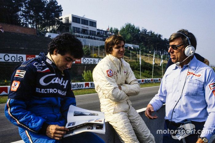 Michele Alboreto lee una revista junto a Eddie Cheever y Ken Tyrrell
