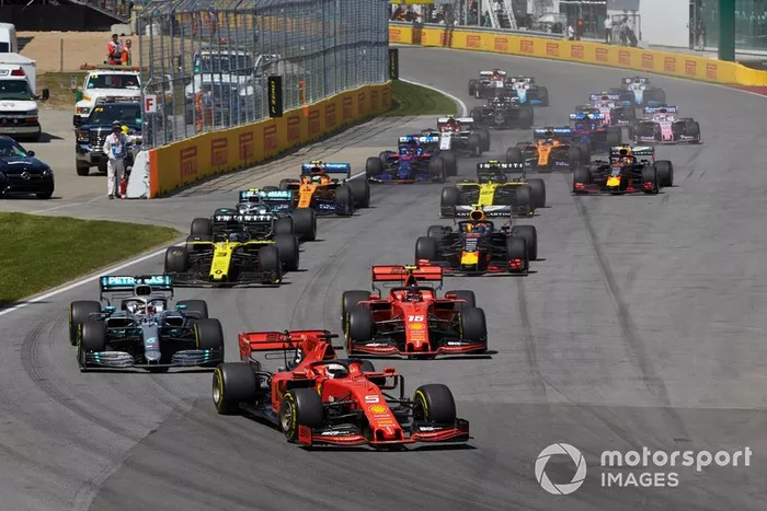 Sebastian Vettel, Ferrari SF90, por delante de Lewis Hamilton, Mercedes AMG F1 W10, Charles Leclerc, Ferrari SF90, Daniel Ricciardo, Renault R.S.19, Pierre Gasly, Red Bull Racing RB15, Valtteri Bottas, Mercedes AMG W10, Nico Hulkenberg, Renault R.S. 19, y el resto de la parrilla en la salida