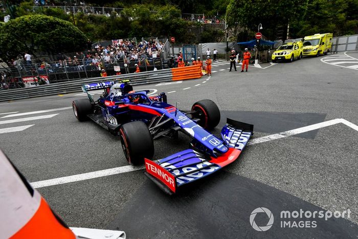 10: Alexander Albon, Toro Rosso STR14, 1'11.653