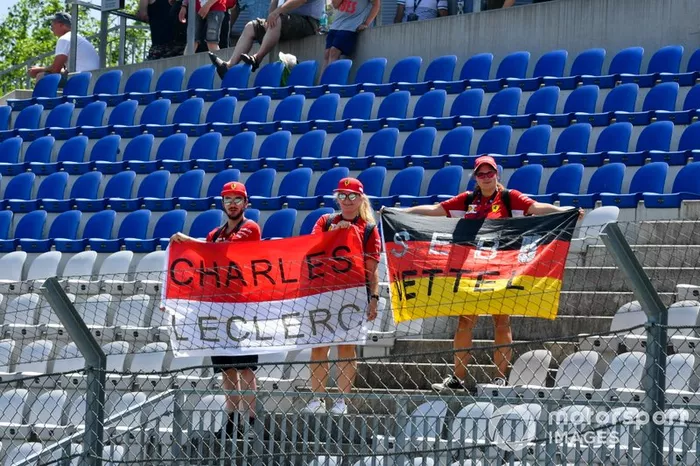 Fan di Charles Leclerc, Ferrari nelle gradinate con una bandiera
