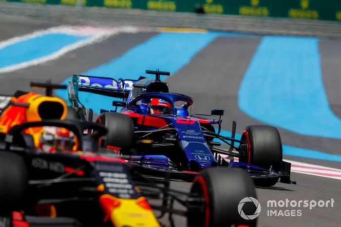Max Verstappen, Red Bull Racing RB15, y Daniil Kvyat, Toro Rosso STR14