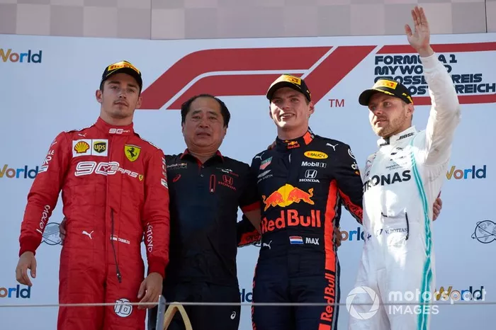 Charles Leclerc, Ferrari, seconda posizione, Toyoharu Tanabe, F1 Technical Director, Honda, Max Verstappen, Red Bull Racing, prima posizione, e Valtteri Bottas, Mercedes AMG F1, terza posizione, sul podio