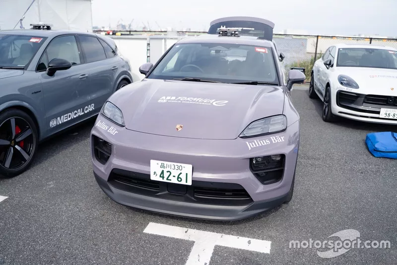 ポルシェ・マカン 電気医療車