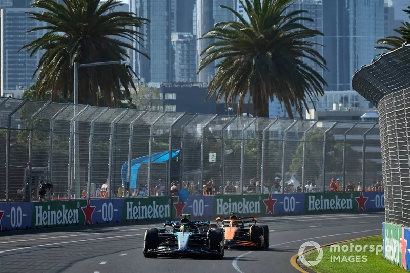 Lewis Hamilton, Mercedes F1 W15, Oscar Piastri, McLaren MCL38