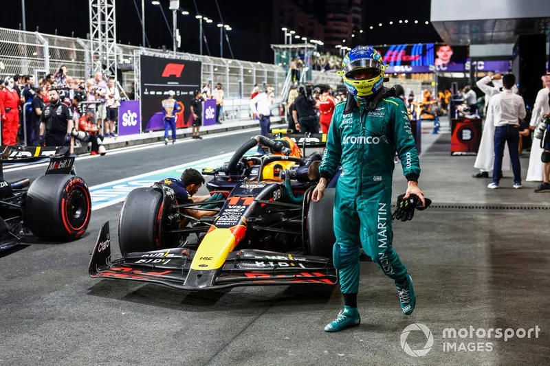 Fernando Alonso, Aston Martin F1 Team, au Parc Ferme après les qualifications 