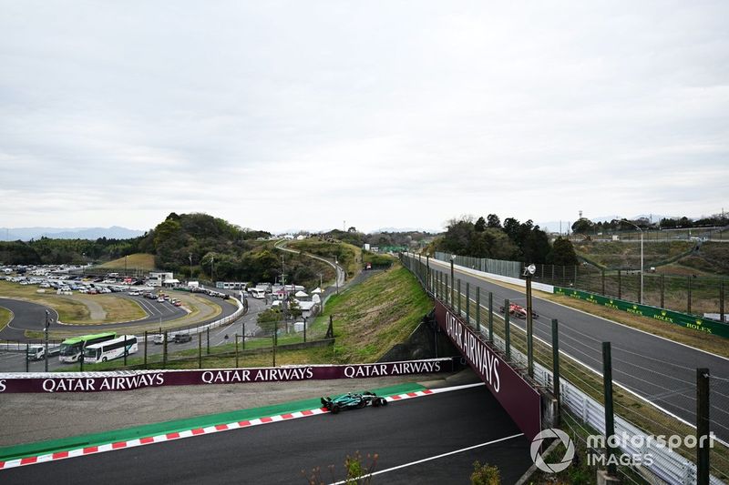 Fernando Alonso, Aston Martin AMR24 y Charles Leclerc, Ferrari SF-24 