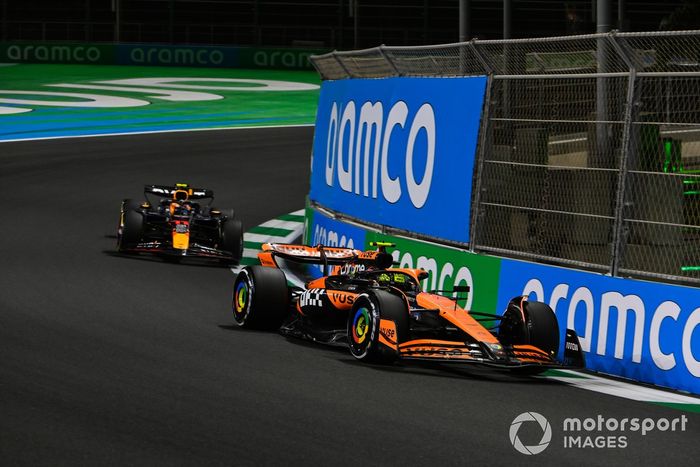 Lando Norris, McLaren MCL38, Sergio Pérez, Red Bull Racing RB20