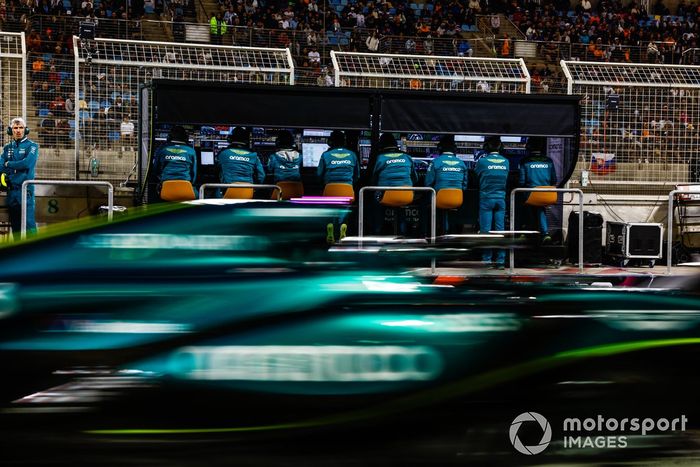 Lance Stroll, Aston Martin AMR24, pasa junto a los ingenieros del equipo Aston Martin F1 en el muro de boxes.