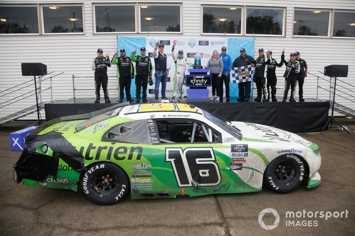 Ganador A J Allmendinger, Kaulig Racing, Nutrien Ag Solutions Chevrolet Camaro