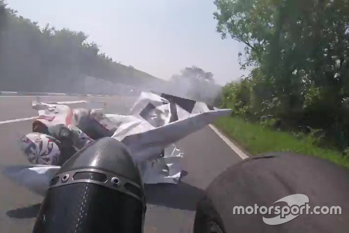 Crash im Superstock-Rennen auf der Isle of Man: Jamie Cowton