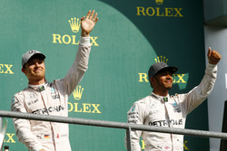Подиум: Нико Росберг, Mercedes AMG F1 - победитель гонки; Льюис Хэмилтон, Mercedes AMG F1 - третье м