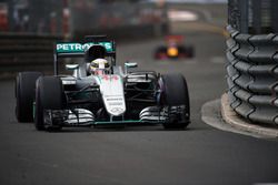 Lewis Hamilton, Mercedes AMG F1 W07 Hybrid lidera a Daniel Ricciardo, Red Bull Racing RB12